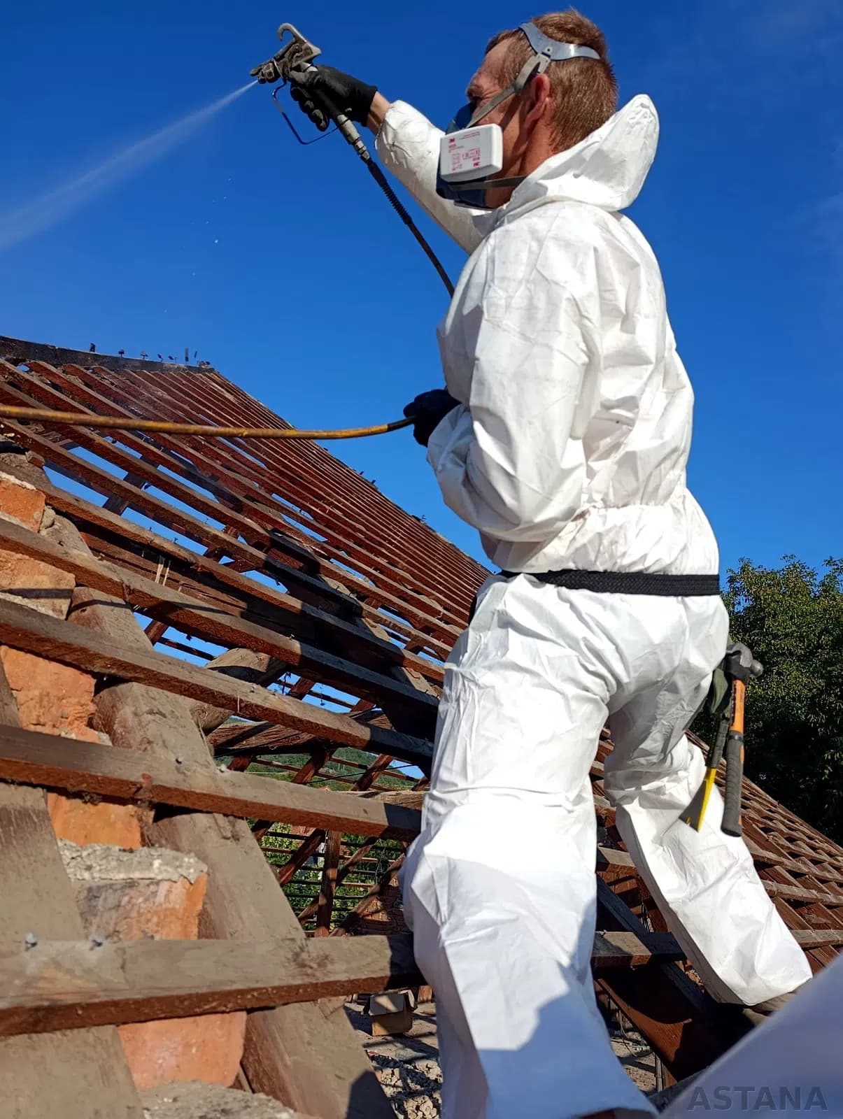 Detail kontrolovanej práce s materiálom s obsahom azbestu