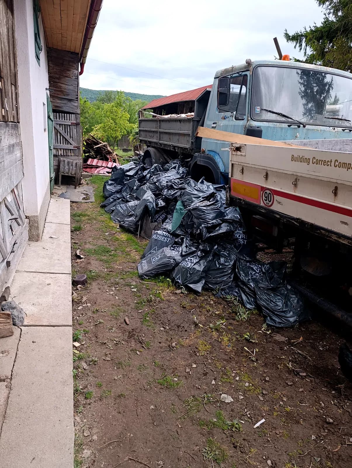 Zabalený materiál pripravený na bezpečný odvoz