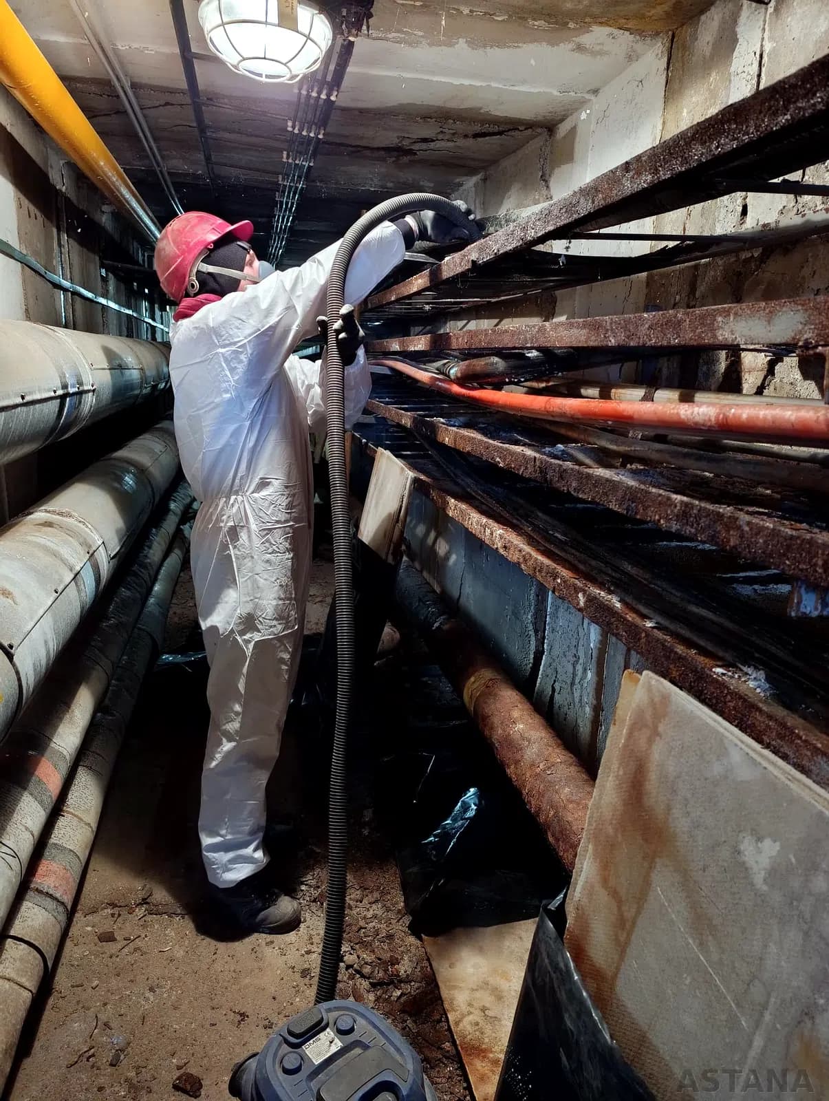 Interiérový technický priestor pri práci s materiálom obsahujúcim azbest