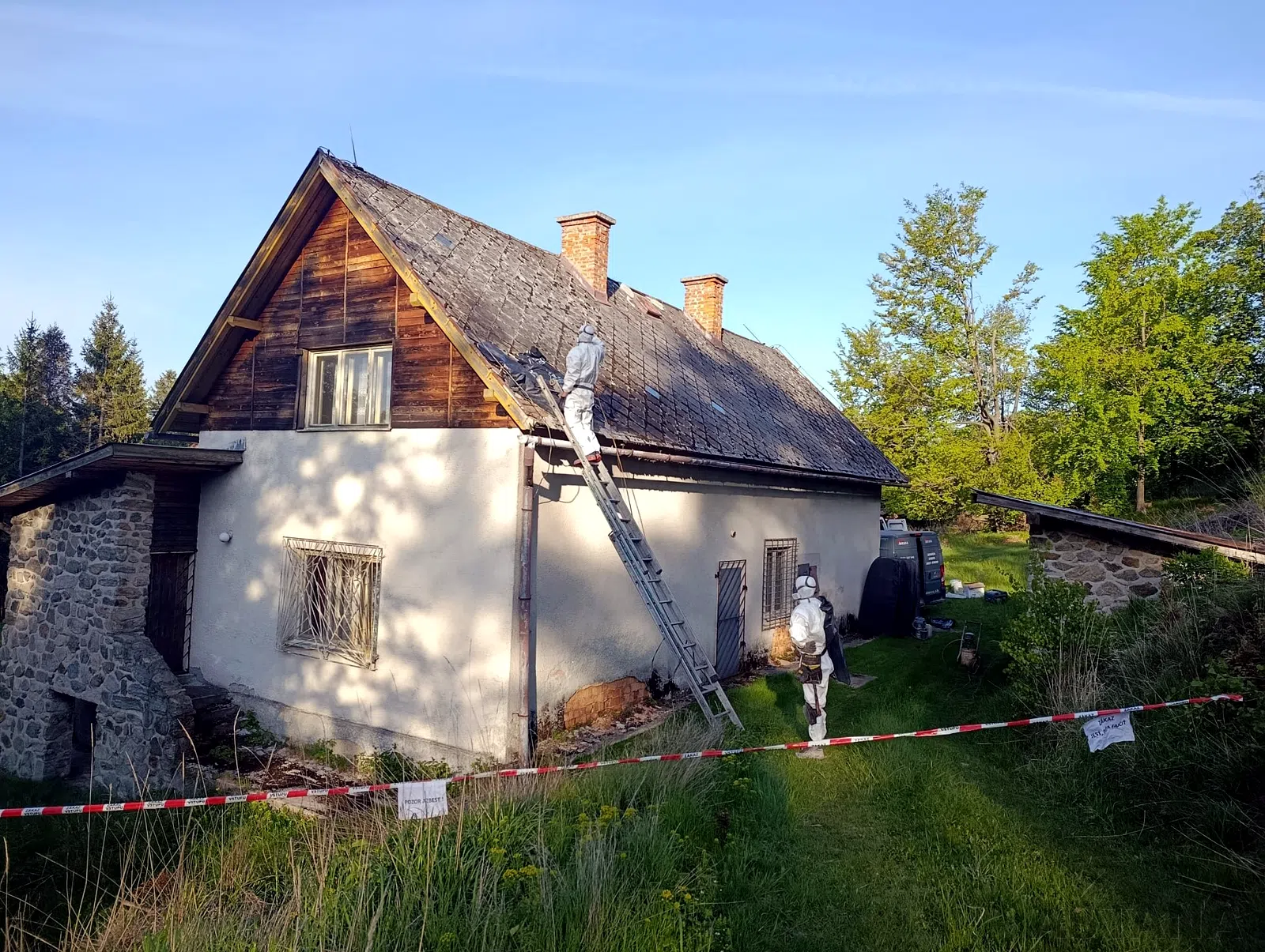 Celý rodinný dom s tmavou hladkou eternitovou strechou počas prác ASTANA