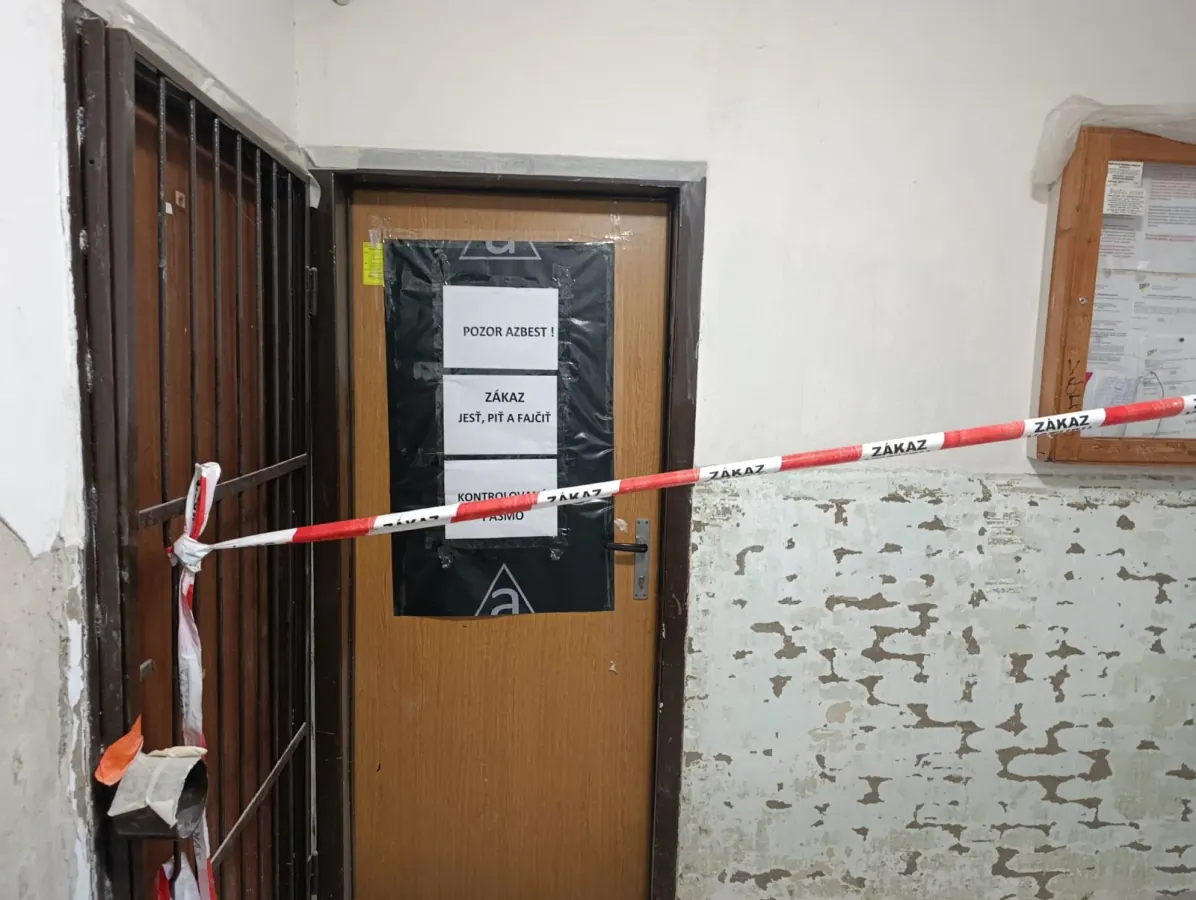 Likvidovanie azbestu ASTANA — bezpečnostné označenie priestoru pred vstupom