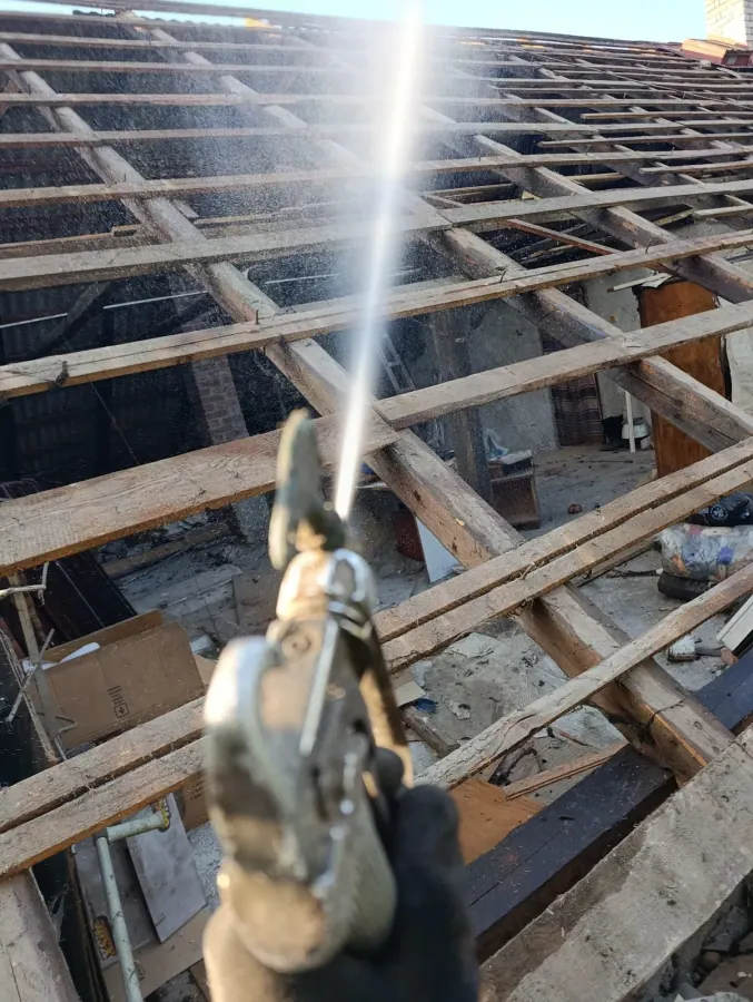 Likvidovanie azbestu ASTANA — zvlhčovanie a kontrolovaný postup pri strešnej konštrukcii